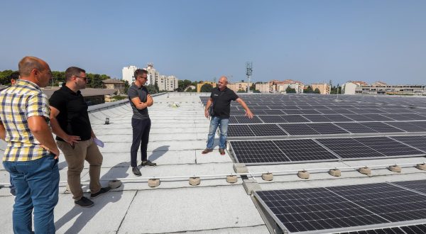 19.07.2023.., Pula -Predstavnici Grada Pule, zajedno s predstavnicima udruzenja inzenjera Pule, investitora i izvodjaca, nazocili su primopredaji i pustanju u pogon fotonaponske elektrane na Domu sportova Mate Parlov. Photo: Srecko Niketic/PIXSELL