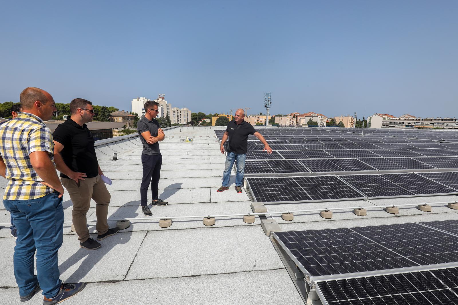 19.07.2023.., Pula -Predstavnici Grada Pule, zajedno s predstavnicima udruzenja inzenjera Pule, investitora i izvodjaca, nazocili su primopredaji i pustanju u pogon fotonaponske elektrane na Domu sportova Mate Parlov. Photo: Srecko Niketic/PIXSELL
