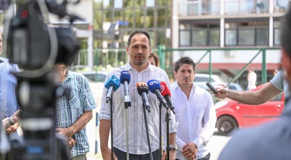 19.07.2023., Zagreb - Igor Peternel, predsjednik Domovinskog pokreta Grada Zagreba i potpredsjednik Gradske skupstine, odrzao je konferenciju za medije ispred hotela Porin na temu tražitelji azila i njihovo ponasanje u Republici Hrvatskoj. Photo: Igor Soban/PIXSELL