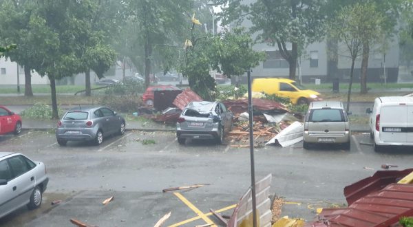 19.07.2023. Zagreb - Krov sa zgrad u ulici Gustava Krkleca 18 u Spanskom za vrijeme olujngo nevremena palo je na automobile  Photo: Luka Sangulin/PIXSELL