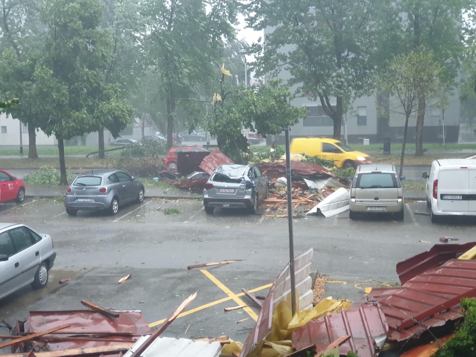 19.07.2023. Zagreb - Krov sa zgrad u ulici Gustava Krkleca 18 u Spanskom za vrijeme olujngo nevremena palo je na automobile  Photo: Luka Sangulin/PIXSELL
