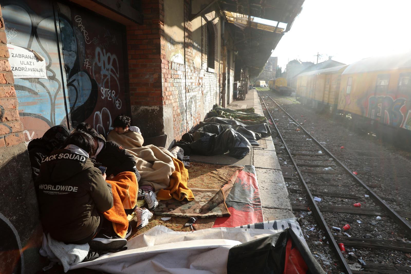 20.01.2023., Rijeka - Dnevno oko dvjestotinjak migranata vlakom pristize u Rijeku i neko vrijeme borave uz zeljeznicki kolodvor.  Nakon sto su ilegalno usli u Hrvatsku, imaju sedam dana da napuste Hrvatsku. Za to vrijeme, gradske vlasti i Crveni kriz pruzaju im humanitarnu pomoc.  Photo: Goran Kovacic/PIXSELL