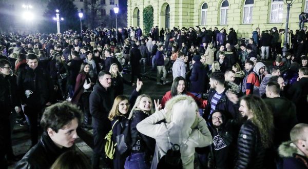 19.02.2021., Zagreb - Trg Republike Hrvatske. Iako je zabrana okupljanja jos na snazi veliki broj mladih zabavlja se ispred HNK uz glazbu i alkohol te tako ne postuju propisane i aktualne epidemioloske mjere jer apsolutno nitko ne nosi masku niti drzi razmak. Photo: Sanjin Strukic/PIXSELL
