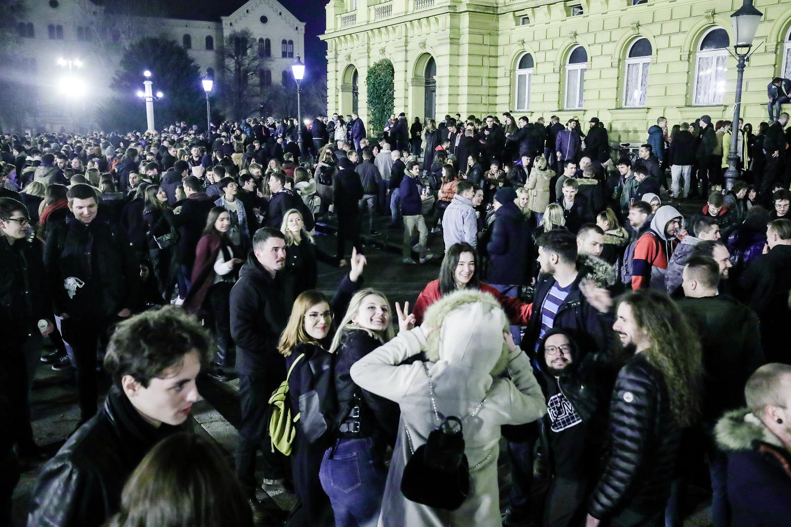 19.02.2021., Zagreb - Trg Republike Hrvatske. Iako je zabrana okupljanja jos na snazi veliki broj mladih zabavlja se ispred HNK uz glazbu i alkohol te tako ne postuju propisane i aktualne epidemioloske mjere jer apsolutno nitko ne nosi masku niti drzi razmak. Photo: Sanjin Strukic/PIXSELL
