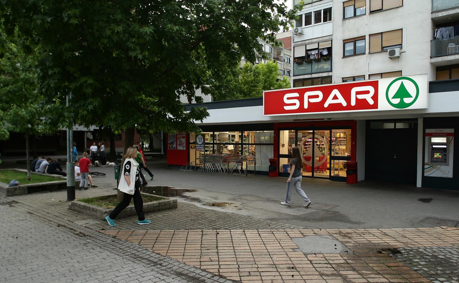 20.05.2015., Zagreb - Spar trgovina. Spar Hrvatska doo dio je Spar Austria grupe i najmladja je tvrtka unutar grupe. Prvi Interspar otvoren je u Zadru 2005., a danas u Hrvatskoj posluje 17 Interspar hipermarketa i 34 Spar supermareta. Photo: Zeljko Lukunic/PIXSELL