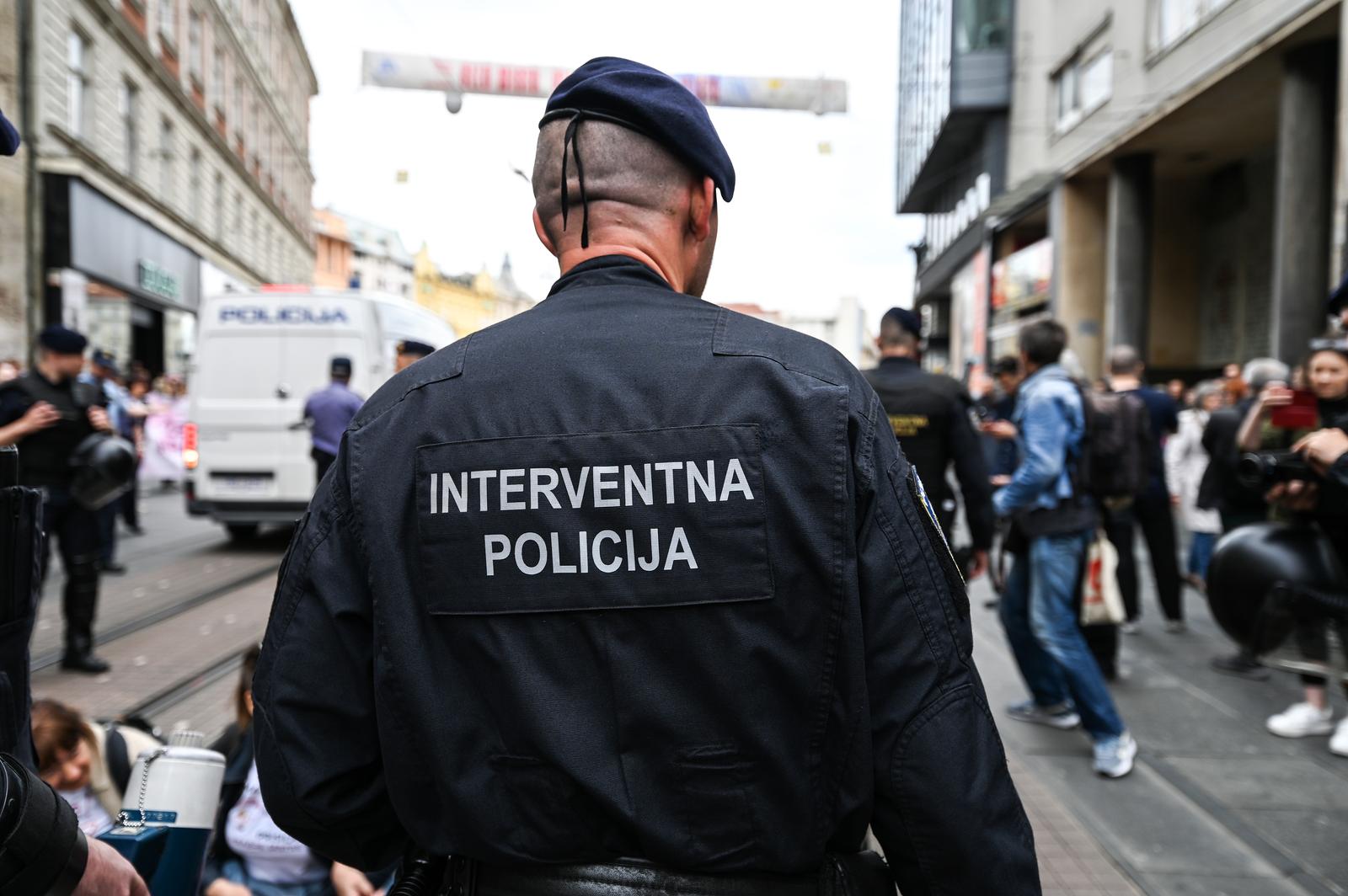 20.05.2023., Zagreb - U organizaciji udruge U ime obitelji odrzan je Hod za zivot, obitelj i Hrvatsku kojim se zahtjeva zakonska zabrana pobacaja, odnosno zastita zivota od zaceca. Pred povorku su na ulasku na Trg bana Josipa Jelacica stale protuprosvjednice s transparentima podrske pobacaju. Photo: Zoe Sarlija/PIXSELL