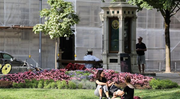 20.06.2023., Zagreb, Vruce poslijepodne u gradu turiste nije sprijecilo u obilasku grada dok su domaci pokusavali uhvatiti boje ili su uzivali u hladovini na Zrinjevcu. Photo: Emica Elvedji/PIXSELL