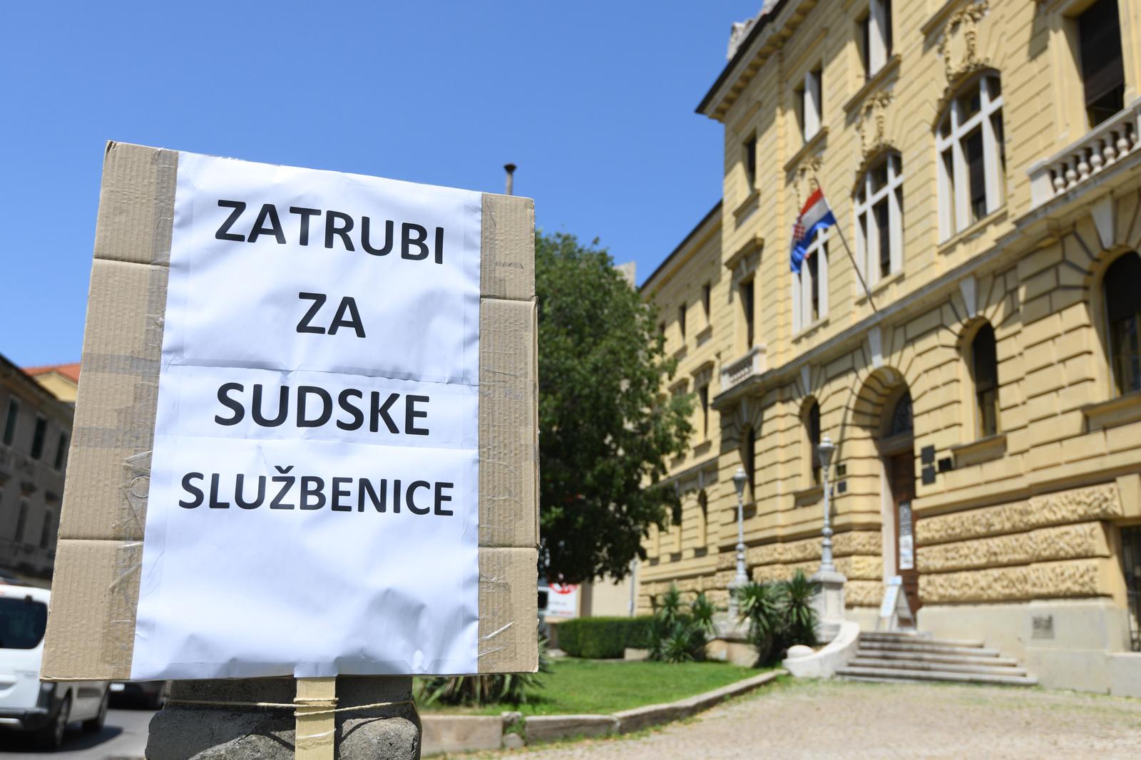 20.07.2023., Sibeik - Transparent podrske sudskim sluzbenicama u strajku ispred zgrade suda,. Zatrubi za sudske sluzbenice. Photo: Hrvoje Jelavic/PIXSELL