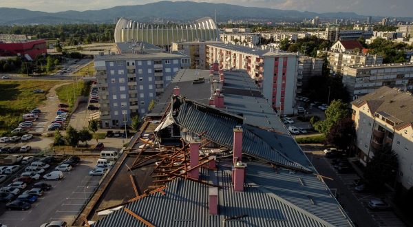 20.07.2023., Zagreb -  Olujno nevrijeme zahvatilo je jucer i naselje Laniste. Vjetar je ostetio je krov stambene zgrade u ulici Remetinecki gaj 2H. Fotografije iz zraka. Photo: Igor Kralj/PIXSELL