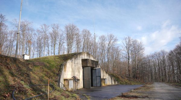 20.12.2021., Trgovska gora (HR) i Novi Grad (BiH) - Trgovska gora je vec tjednima u fokusu odnosa izmedju BiH i Hrvatske zbog planova Hrvatske da radioaktivni otpad iz NE Krsko kroz nekoliko godina pocne skladistiti u ovoj bivsoj vojarni nadomak granice sa BiH i rijekom Unom. Ekipa Pixsella obisla je Trgovsku goru i skladista gdje su planirana odlaganja ovog otpada, kao i Novi Grad u BiH gdje su nam sagovornici bili gradjani ovog BH gradića, Aleksandar Jankovic, advokat, i Mario Crnkovic, eko aktivista iz NGO Green Team.  Photo: Dejan Rakita/PIXSELL