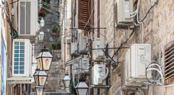 21.04.2021., Stara gradska jezgra, Dubrovnik - Vanjske jedinice klima uredjaja na proceljima zgrada unutar stare gradske jezgre. Stari je to problem grada za koji se jos pokusava naci konacno rjesenje. Osnovni cilj je reducirati, a s vremenom i eliminirati sve vanjske jedinice klima uredjaja s procelja zgrada.rPhoto: Grgo Jelavic/PIXSELL