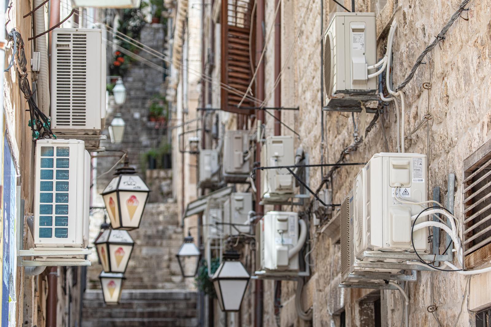 21.04.2021., Stara gradska jezgra, Dubrovnik - Vanjske jedinice klima uredjaja na proceljima zgrada unutar stare gradske jezgre. Stari je to problem grada za koji se jos pokusava naci konacno rjesenje. Osnovni cilj je reducirati, a s vremenom i eliminirati sve vanjske jedinice klima uredjaja s procelja zgrada.rPhoto: Grgo Jelavic/PIXSELL