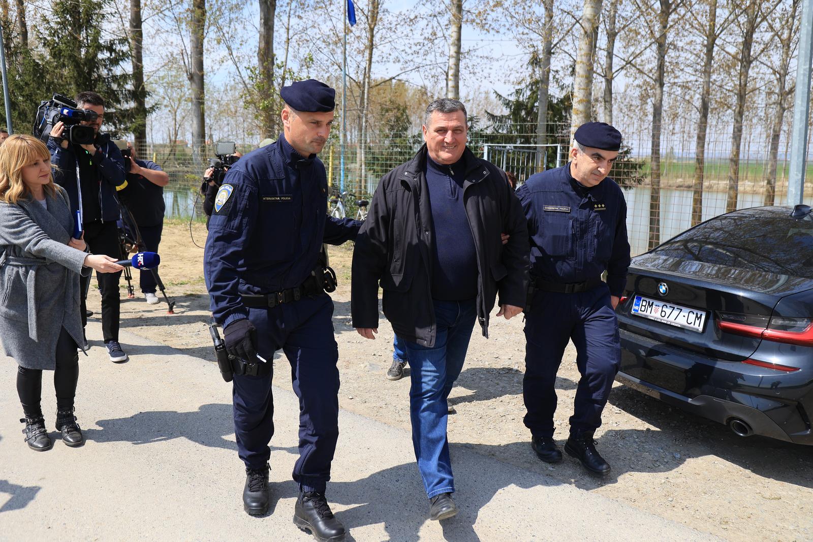 21.04.2022.,Ceminac - Policija od jutros pretrazuje kucu za odmor Zlatka Pinjuha u Grabovcu, nacelnika baranjske opcine Ceminac. Uhiceni su nacelnik Pinjuh, njegovi sinovi te nacelnikova partnerica  Photo: Davor Javorovic/PIXSELL