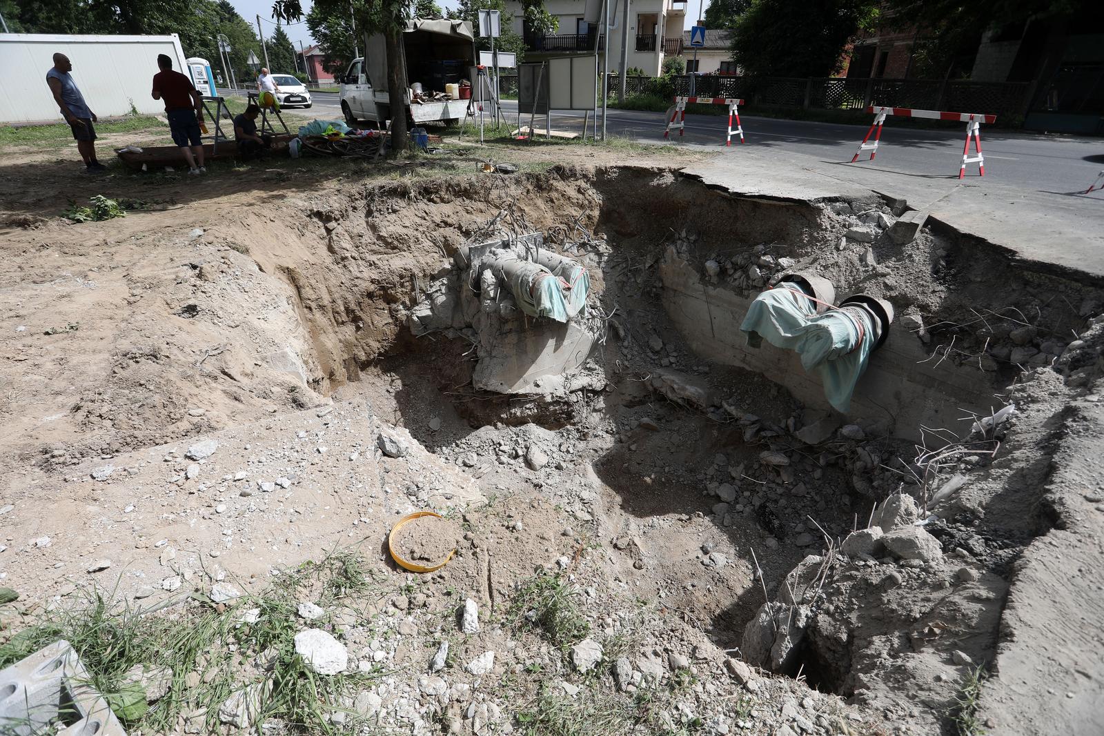 21.06.2021., Zagreb -  Kauzlaricev prilaz. Radovi na vrelovodu zbog kojih ce HEP obustaviti privremeno isporuku toplinske energije u naseljima Dugave i Jakusevec. Photo:Marin Tironi/PIXSELL