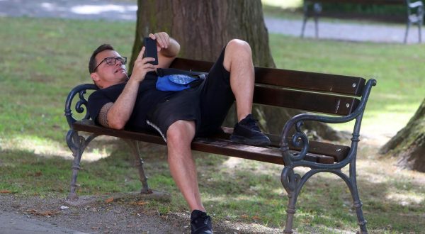 21.06.2021., Karlovac - Velike vrucine od ranih jutarnjih sati u Karlovcu. Temperatura je na suncu prijepodne  bila 36 stupnjeva pa su brojni gradani vrijeme provodili u hladovini parkova. Photo: Kristina Stedul Fabac/PIXSELL