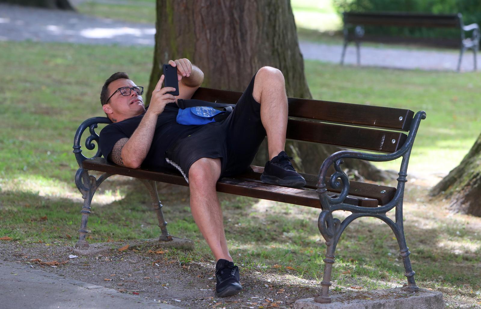 21.06.2021., Karlovac - Velike vrucine od ranih jutarnjih sati u Karlovcu. Temperatura je na suncu prijepodne  bila 36 stupnjeva pa su brojni gradani vrijeme provodili u hladovini parkova. Photo: Kristina Stedul Fabac/PIXSELL