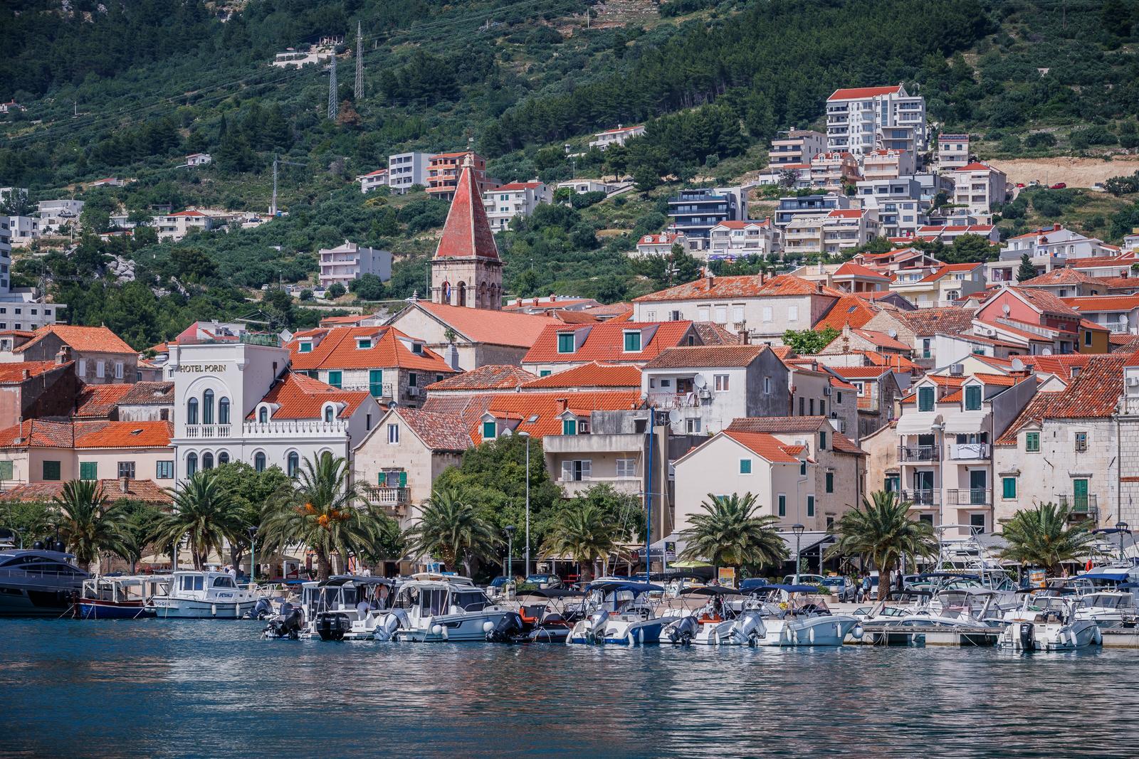 21.06.2023., Makarska - Apartmanizacija Makarske. Pogled na novoizgradjeni dio Makarske u visim djelovima grada se nalazi puno novih objekata. Photo: Zvonimir Barisin/PIXSELL