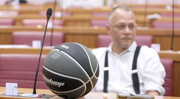 21.07.2023., Zagreb - Na zahtjev predsjednika Milanovica zastupnici su se okupili na izvanrednu sjednicu Sabora. Na dnevnom redu sjednice, koja ce trajati tri dana, su strajk sudskih namjestenika i plinska afera. Zlatko Hasanbegovic donio je u sabornicu kosarkasku loptu.  Photo: Patrik Macek/PIXSELL