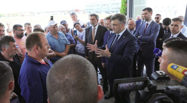 21.07.2023., Otok - Prije sjednice Savjeta za Slavoniju, Baranju i Srijem, predsjednika Vlade Andreja Plenkovica, docekali su nezadovoljni stocari koji su izrazili protest zbog ubijanja svinja. ministar znanosti i obrazovanja Radovan Fuchs, predsjednik Vlade Andrej Plenkovic Photo: Dubravka Petric/PIXSELL