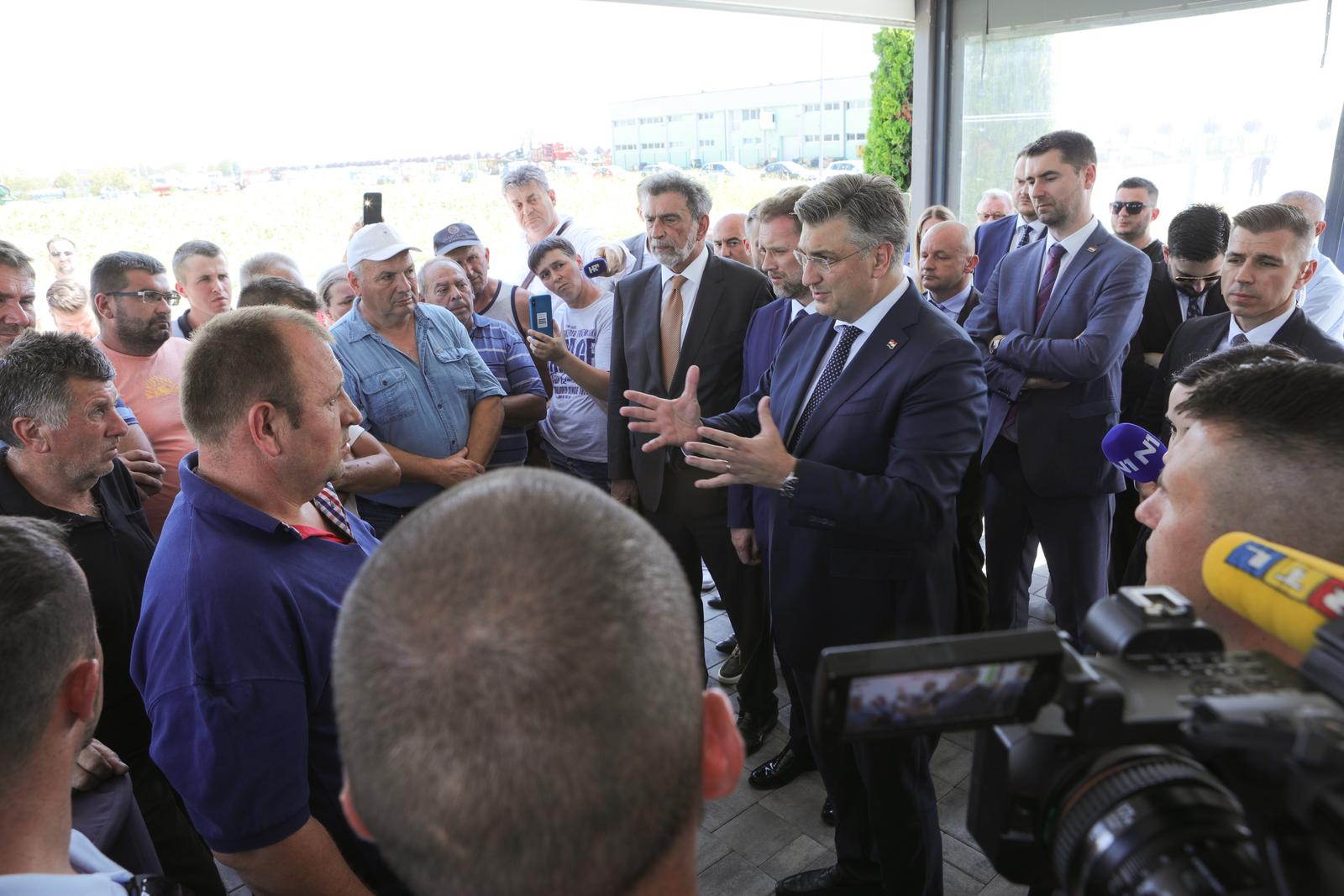 21.07.2023., Otok - Prije sjednice Savjeta za Slavoniju, Baranju i Srijem, predsjednika Vlade Andreja Plenkovica, docekali su nezadovoljni stocari koji su izrazili protest zbog ubijanja svinja. ministar znanosti i obrazovanja Radovan Fuchs, predsjednik Vlade Andrej Plenkovic Photo: Dubravka Petric/PIXSELL