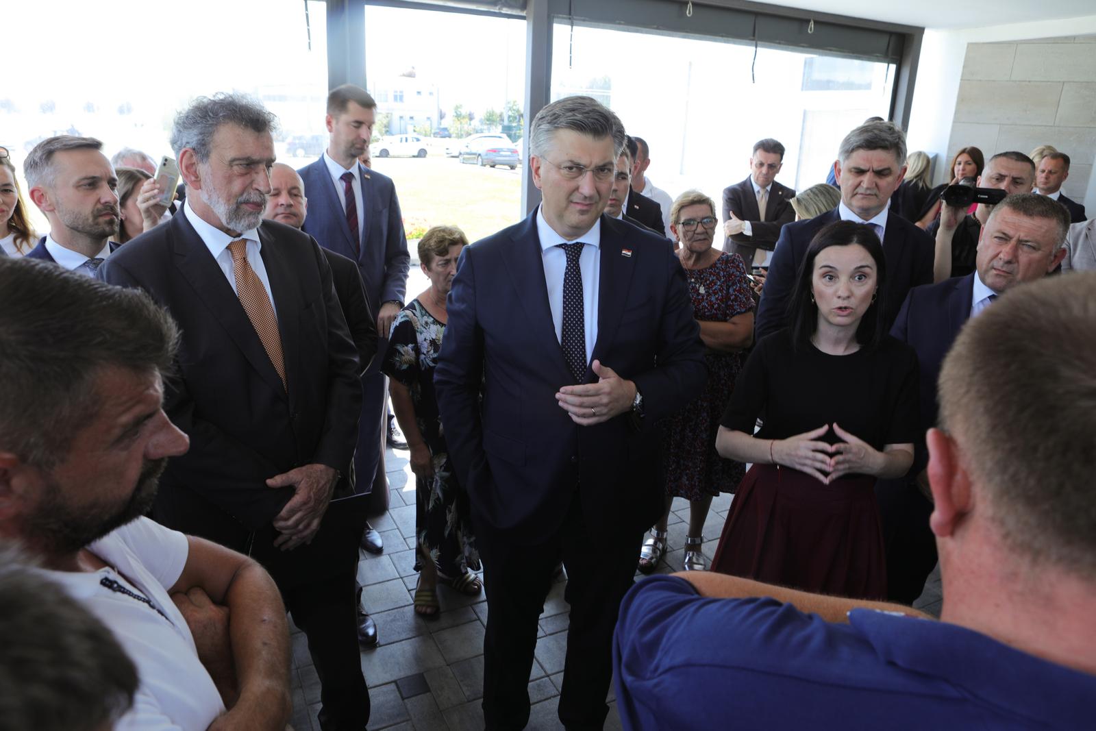 21.07.2023., Otok - Prije sjednice Savjeta za Slavoniju, Baranju i Srijem, predsjednika Vlade Andreja Plenkovica, docekali su nezadovoljni stocari koji su izrazili protest zbog ubijanja svinja. ministar znanosti i obrazovanja Radovan Fuchs, predsjednik Vlade Andrej Plenkovic, ministrica poljoprivrede Marija Vuckovic Photo: Dubravka Petric/PIXSELL