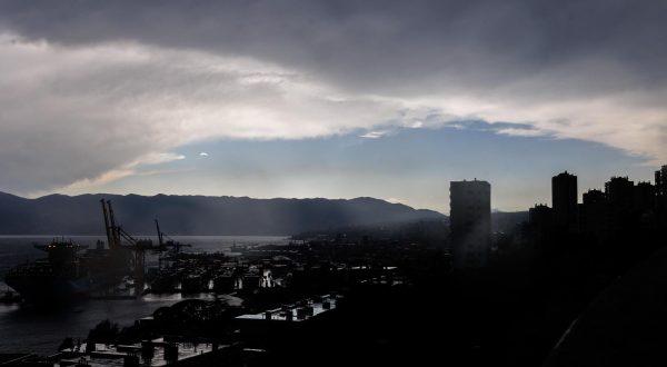21.7.2023.., Rijeka -Kratkotrajno nevrijeme koje je prohujalo rijekom srusilo je dizalicu na kontejnerskom terminalu Brajdica Photo: Nel Pavletic/PIXSELL