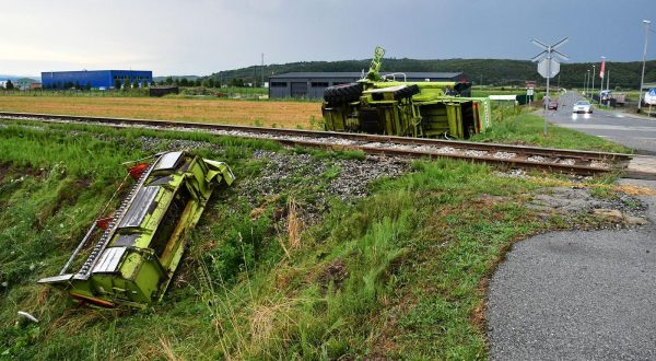 21.07.2023., Na pruznom prijelazu u ulici M.A.Reljkovica u Pleternici vlak naletio na kombajn. Photo: Ivica Galovic/PIXSELL