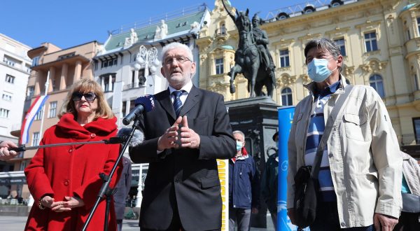 22.04.2021., Zagreb - Kandidat za gradonacelnika Zagreba platforme Umirovljenici zajedno Milivoj Spika, kandidatkinja i kandidat za zamjenicu i zamjenika gradonacelnika Blanka Sunara i Branko Petrovic odrzali su konferenciju za medije. Tema je "Nova izdaja umirovljenika, ovaj puta od strane generala HV-a i predsjednika HSU-a Veselka Gabricevica koji se umjesto obecane suradnje u interesu svih umirovljenika okrenuo 'trgovanju' njihovim interesima, rasturajuci pri tome i vlastitu stranku".rPhoto: Patrik Macek/PIXSELL