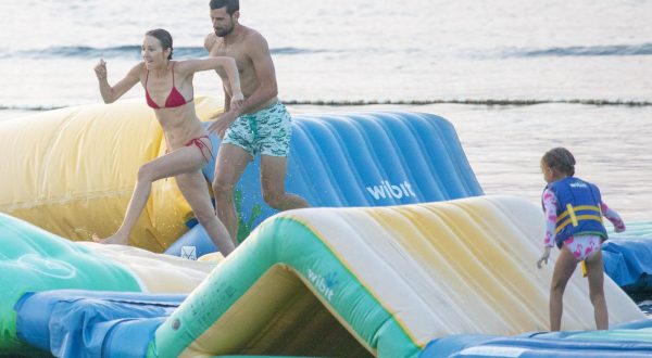 EKSKLUZIVNA FOTOGRAFIJA 21.07.2023., Placa Copacabana, Dubrovnik - Novak Djokovic s obitelji uziva u aquaparku na popularnoj dubrovackoj plazi Copacabani. Novak i Jelena razmjenivali su njeznosti i igrali se s djecom Stefaonom i Tarom - PRILIKOM OBJAVE FOTOGRAFIJE ZASTITITI IDENTITET DJETETA (ZAMUTITI LICE)   Photo: Grgo Jelavic/PIXSELL