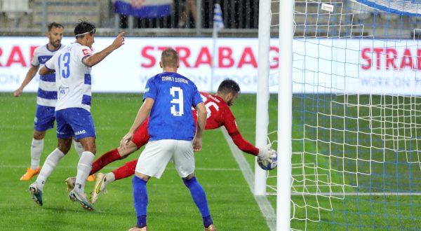 22.07.2023., stadion Gradski vrt, Osijek - SuperSport HNL, 01. kolo, NK Osijek - NK Slaven Belupo. Ramon Mierez postize pogodak za 1:0. Ramon Mierez, Ivan Susak Photo: Dubravka Petric/PIXSELL