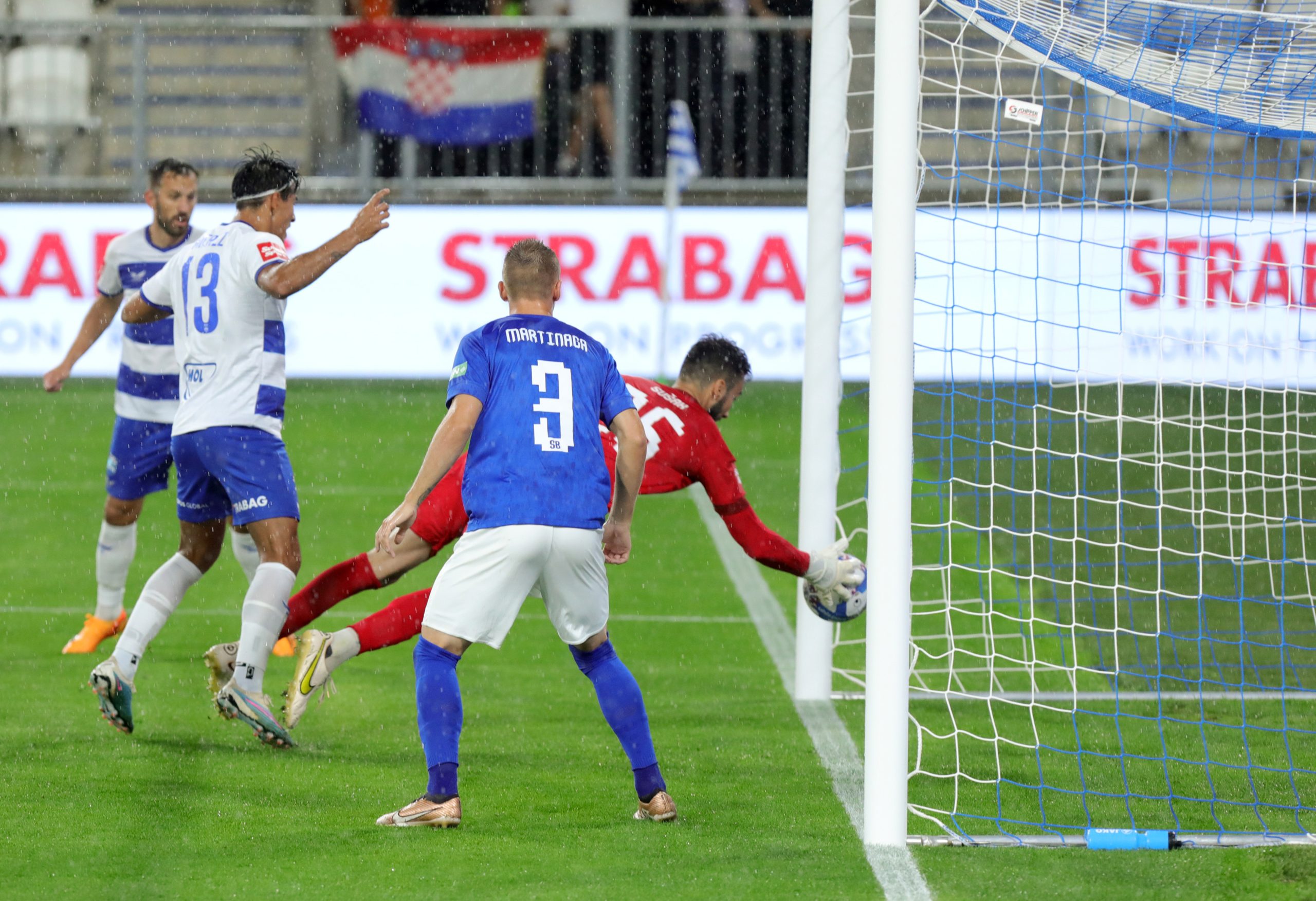 22.07.2023., stadion Gradski vrt, Osijek - SuperSport HNL, 01. kolo, NK Osijek - NK Slaven Belupo. Ramon Mierez postize pogodak za 1:0. Ramon Mierez, Ivan Susak Photo: Dubravka Petric/PIXSELL