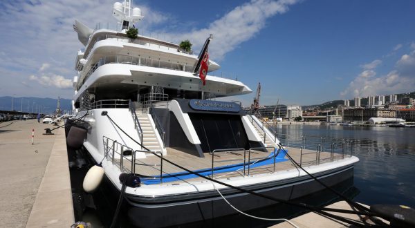 23.05.2017., Rijeka - Luksuzna mega jahta "Royal Romance" duga 93 metra i siroka 14,3 metra privezana na lukobranu putnickog dijela rijecke luke. Vlasnik je prijatelj ruskog predsjednika Putina ruski oligarh Viktor Medvedcuk.rPhoto: Goran Kovacic/PIXSELL