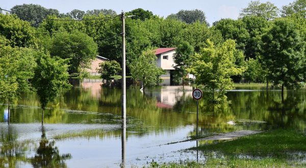 23.05.2023., Slavonski Brod - Sava se izlila iz korita i poplavila Sportsko rekreacijski centar Poloj. Sire podrucje izletista "Poloj" je pod vodom, a visok vodostaj stvara probleme i vlasnicima rijecnih splavi u Splavarskoj ulici, koji su na oprezu kako bi od nabujale i brze Save zastitili svoja plovila i nastambe. Photo: Ivica Galovic/PIXSELL
