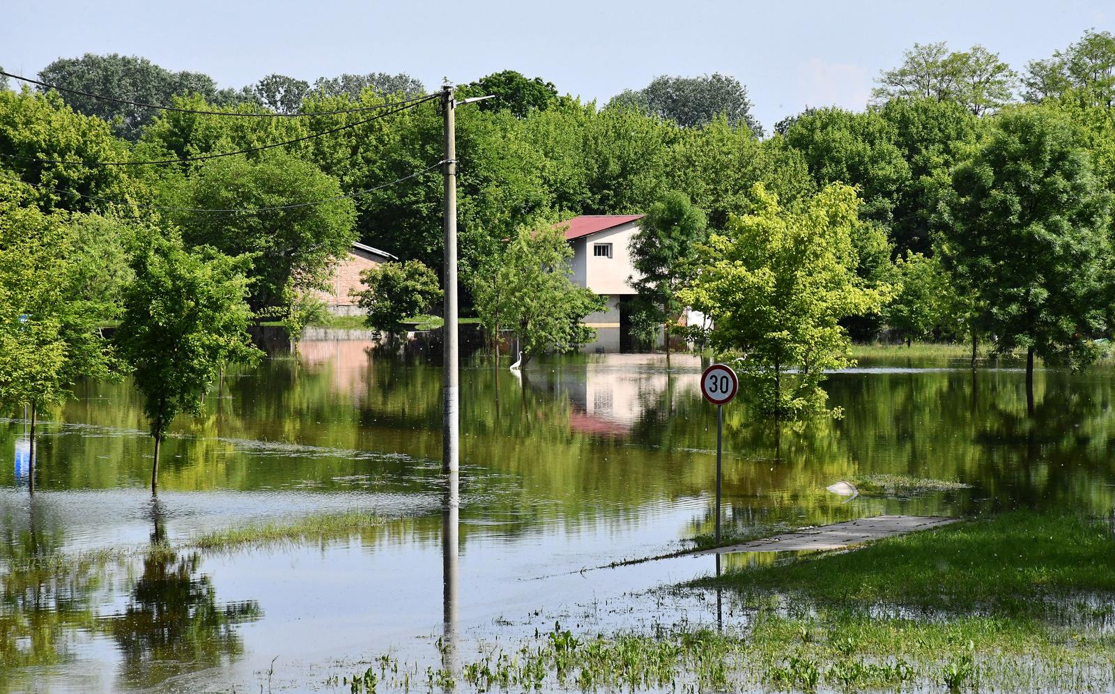 23.05.2023., Slavonski Brod - Sava se izlila iz korita i poplavila Sportsko rekreacijski centar Poloj. Sire podrucje izletista "Poloj" je pod vodom, a visok vodostaj stvara probleme i vlasnicima rijecnih splavi u Splavarskoj ulici, koji su na oprezu kako bi od nabujale i brze Save zastitili svoja plovila i nastambe. Photo: Ivica Galovic/PIXSELL