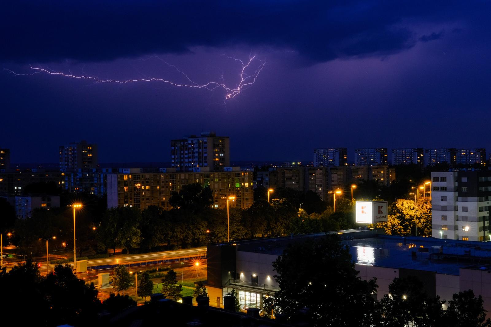 23.06.2023., Zagreb - Za vrijeme olujnog nevremena iznad Zagreba mogle su se vidjeti munje. Photo: Slaven Branislav Babic/PIXSELL