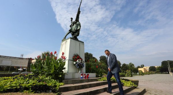 23.08.2014., Osijek - Zupanijski odbor HDZ-a obiljezio Europski dan sjecanja na zrtve totalitarnih  i autoritarnih rezima polaganjem vijenaca i svijeca kod spomenika palom borcurPhoto: Marko Mrkonjic/PIXSELL