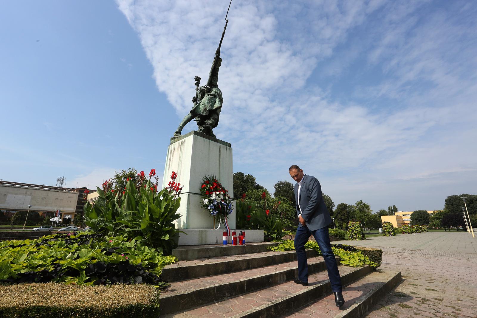 23.08.2014., Osijek - Zupanijski odbor HDZ-a obiljezio Europski dan sjecanja na zrtve totalitarnih  i autoritarnih rezima polaganjem vijenaca i svijeca kod spomenika palom borcurPhoto: Marko Mrkonjic/PIXSELL