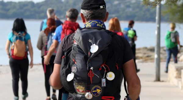23.10.2022., Vodice - U organizaciji Turisticke zajednica grada Sibenika i Bratovstine Sv. Jakova uz potporu Sibenske biskupije kao i Turistickih zajednica Marine organiziran je i realiziran projekt Camino Sibenik. Camino Sibenik predstavlja dio mreze hrvatskih i europskih puteva sv Jakova Camino de Santiago koji vode prema svetistu u Santiago de Composteli. Na ovaj put hodocasnici iz Sibenika kretali su jos od 1203. godine. Iz Vodica je krenula zadnja ruta do Pirivca. Photo: Dusko Jaramaz/PIXSELL