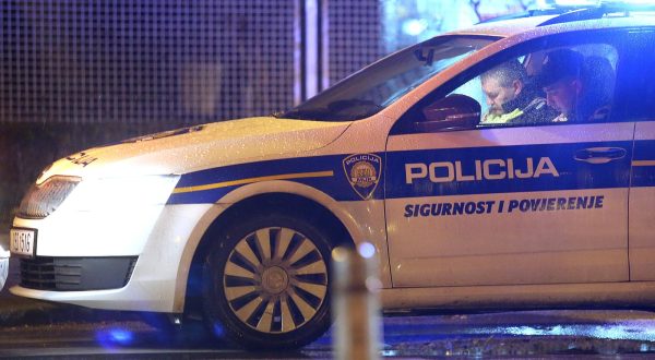 24.01.2015., Zagreb, Spansko - Prometna nesreca u ulici Gustava Krkleca kod hotela Antunovic. Na pjesackom prijelazu osobni automobil naletio je na pjesaka te je intervenirala Hitna pomoc.rPhoto: Igor Kralj/PIXSELL