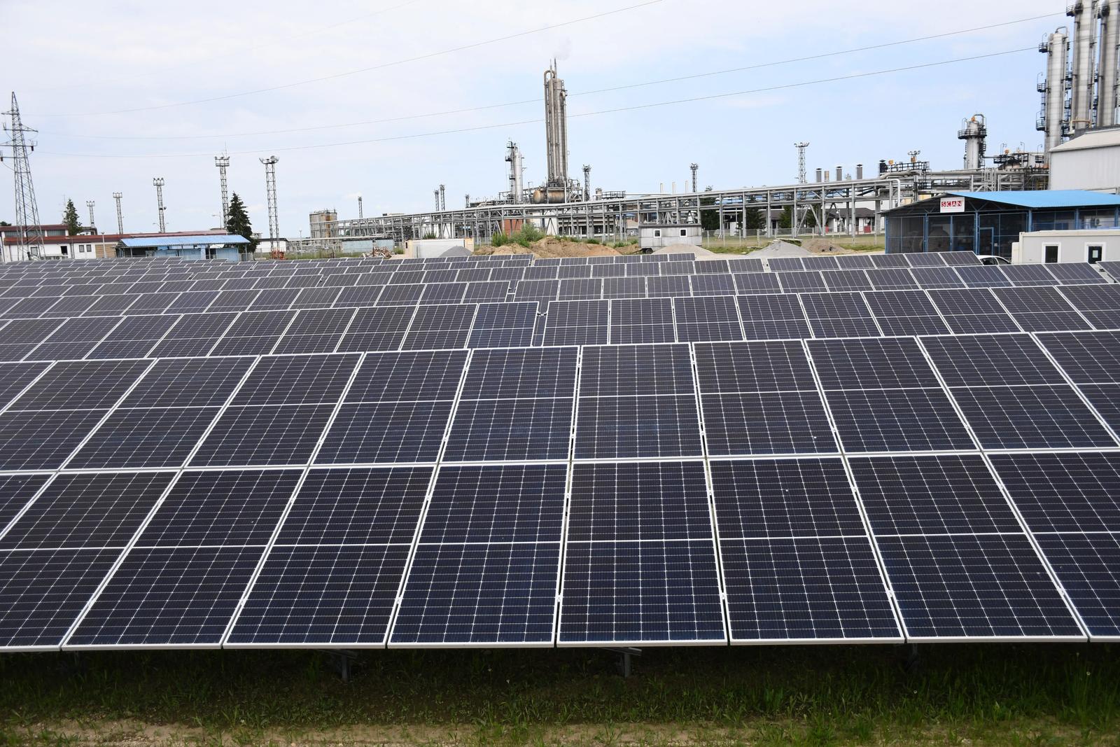 24.05.2023., Molve -  Svecano pustena u probni rad Inina solarna elektrana Virje u sklopu Centralne plinske stanice Molve. Ova solarna elektrana vrijedna 7 milijuna eura ima snagu od 10 megavata, a postavljeno je 18.000 solarnih ploca. Rijec je o najvecoj Ininoj solarnoj elektrani u Hrvatskoj i drugoj po velicini uopce u Hrvatskoj. Photo: Damir Spehar/PIXSELL