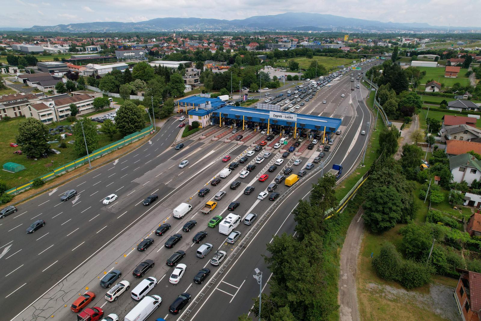 24.06.2023., Zagreb - Zracna fotografija prometne guzve na naplatnoj postaji Lucko u oba smjera. Photo: Slaven Branislav Babic/PIXSELL