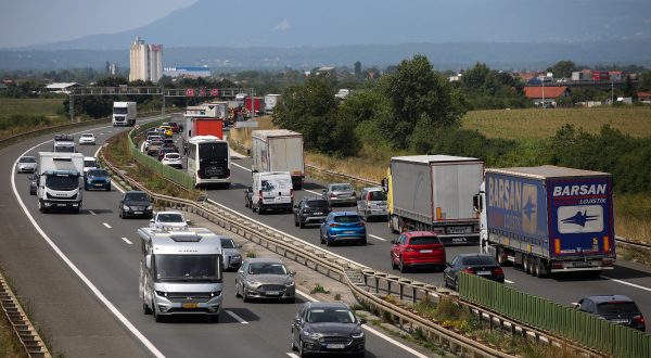 24.07.2023., Zagreb - Velike  guzve na NP Lucko i zagrebackoj obilaznici u smjeru mora Photo: Zeljko Hladika/PIXSELL
