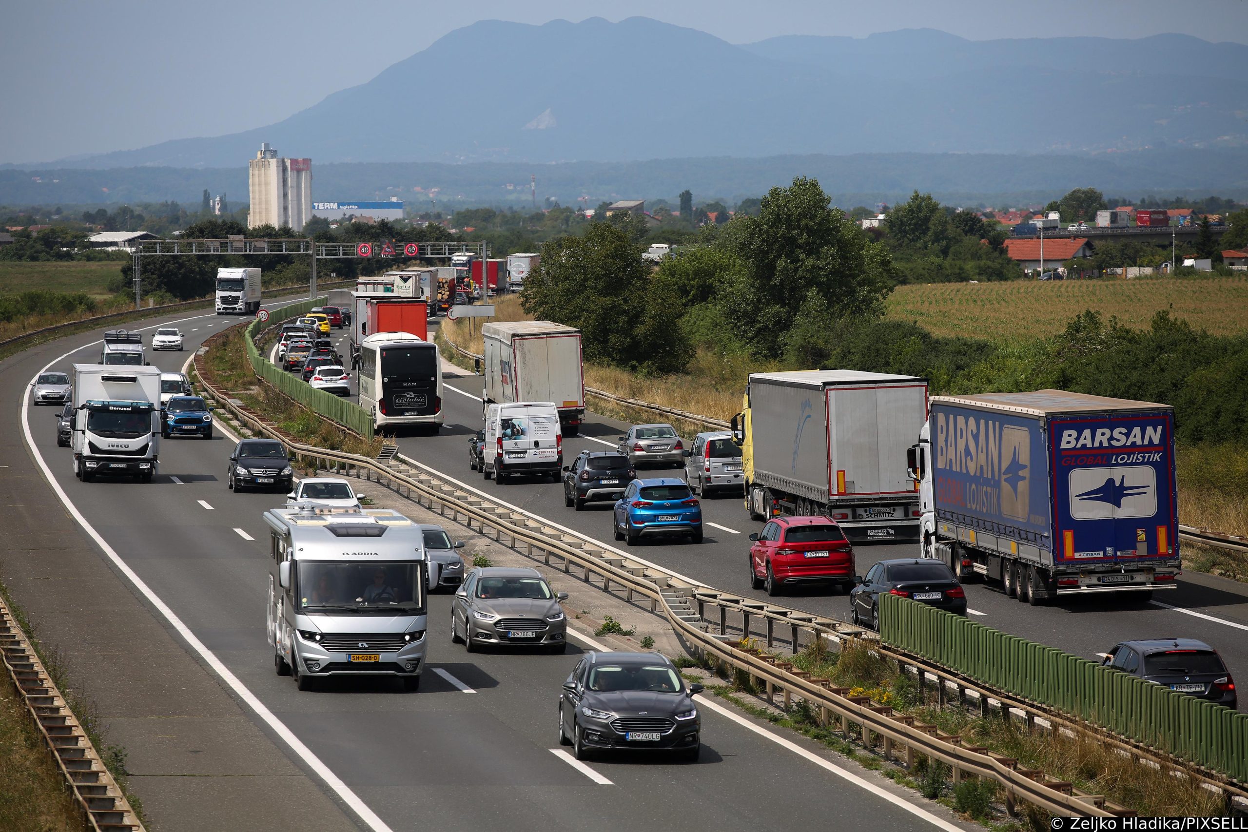 24.07.2023., Zagreb - Velike  guzve na NP Lucko i zagrebackoj obilaznici u smjeru mora Photo: Zeljko Hladika/PIXSELL
