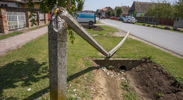 24.07.2022., Gradiste - I Nakon nekoliko dan od olujnog nevremena stanovnici Gradista pokusavaju popraviti svoje ostecene kuce Photo: Davor Javorovic/PIXSELL