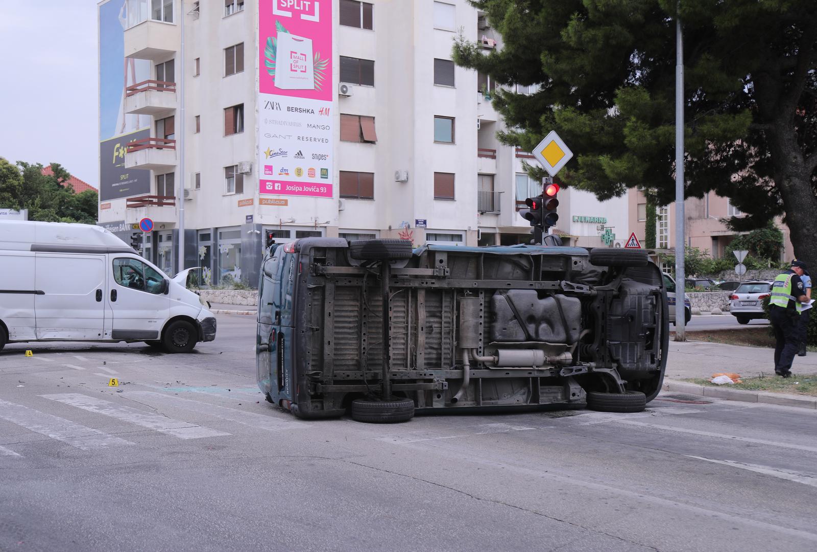 25.07.2023.,Split - Jutros, oko 06:12 sati  na krizanju ulica Mazuranicevo setaliste i ulice Slobode, doslo je do prometne nesrece, sudara dva kombi vozila. Jedna osoba je preminula na mjestu, dok je druga osoba prevezena na pruzanje lijecnicke pomoci. Photo: Ivo Cagalj/PIXSELL