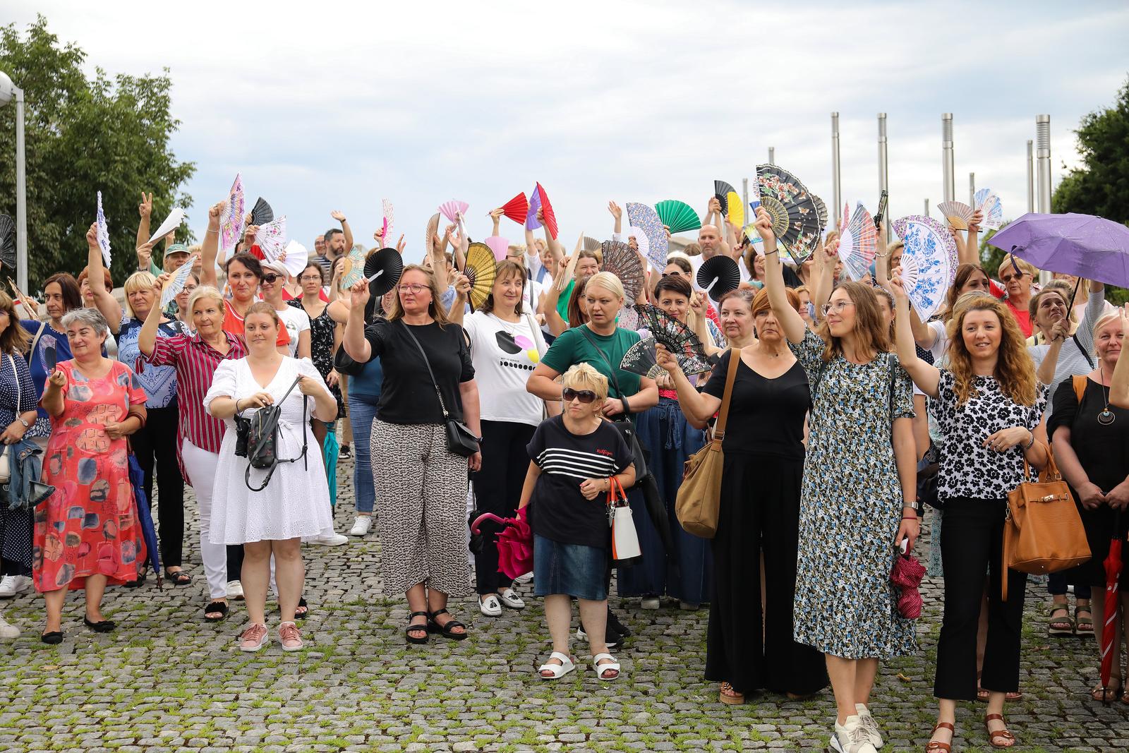 25.07.2023., Zagreb,  Pravosudni sluzbenici koji su vec osmi tjedan u strajku dosli su izraziti svoje nezadovoljstvo s pregovorima ispred Kongresne dvorane gdje se odrzava 256.sjednica Gospodarsko-socijalnog vijeca na kojoj se prezentira prijedlog zakona o placama u drzavnoj sluzbi i javnim sluzbama Photo: Emica Elvedji/PIXSELL