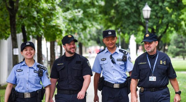 25.07.2023.., Zagreb - Policijski sluzbenici u sklopu projekta "Sigurna turisticka destinacija 2023. godine" koji ce biti u ophodnji gradom, a sacinjavaju ih hrvatsko-kineski timovi policajaca. Photo: Josip Regovic/PIXSELL
