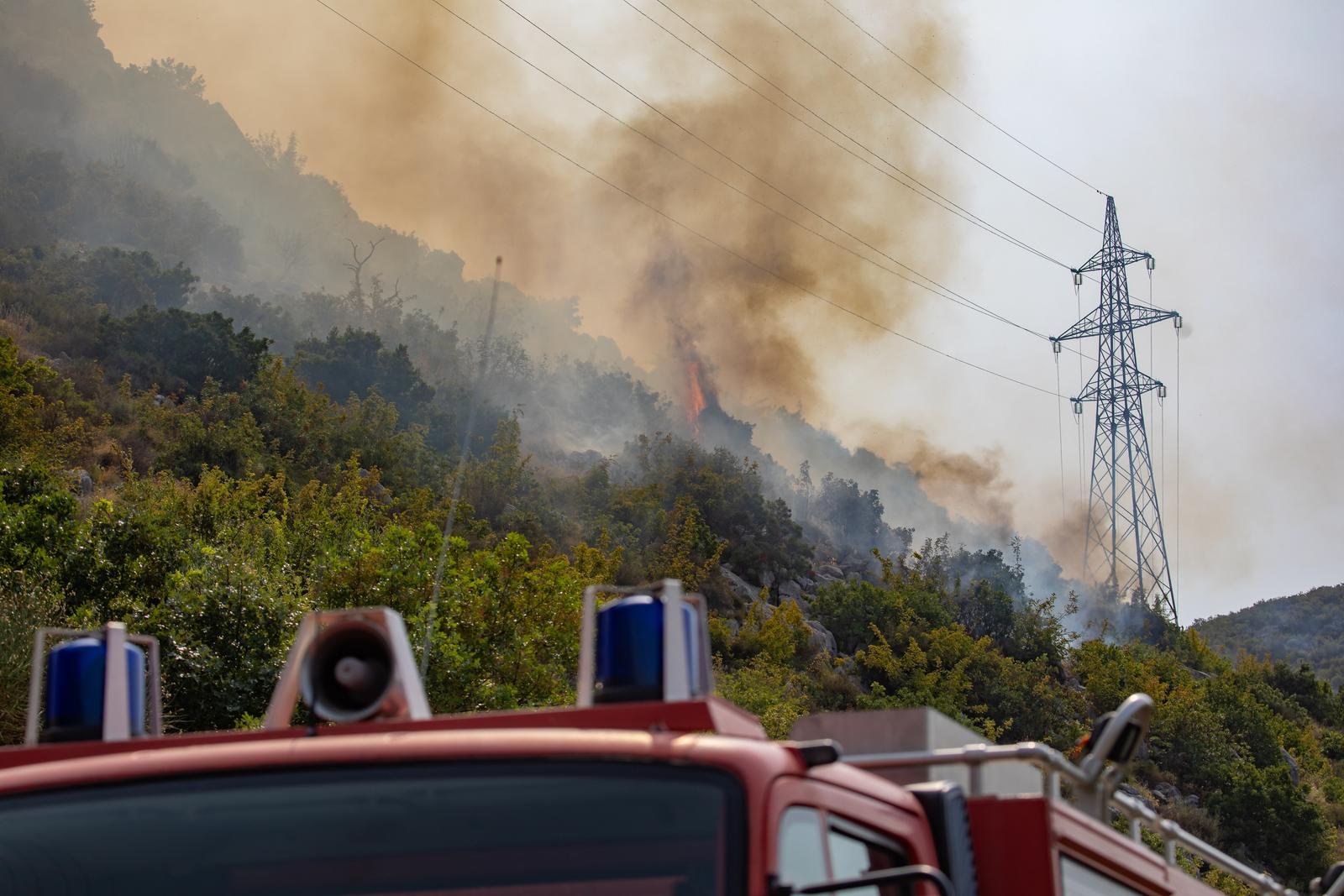 25.07.2023., Soline, Zupa dubrovacka - Pozar povise Zupe dubrovacke jos je aktivan, a vatrogasci utz pomoc kanadera nastoje ga ugasiti Photo: Grgo Jelavic/PIXSELL