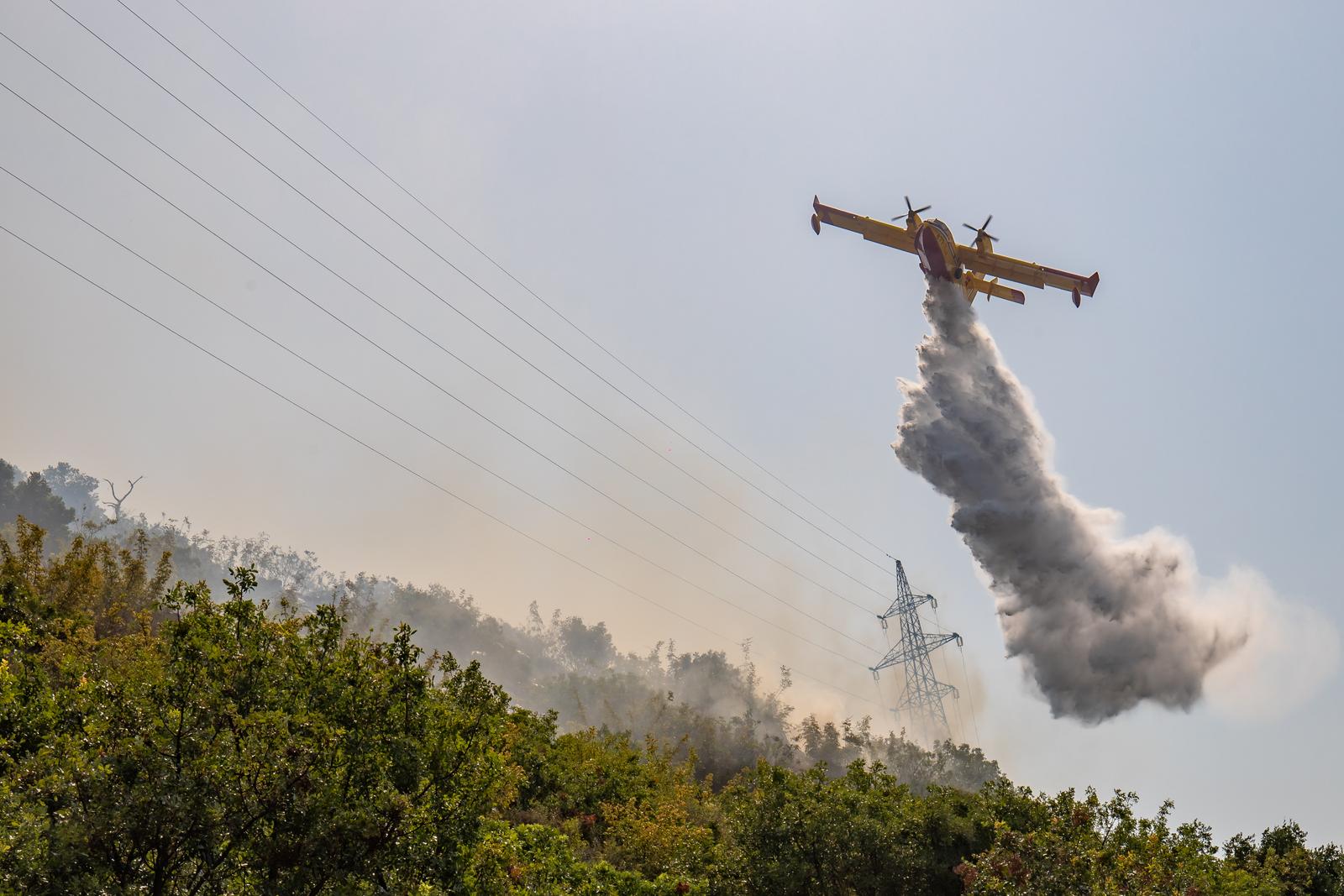 25.07.2023., Soline, Zupa dubrovacka - Pozar povise Zupe dubrovacke jos je aktivan, a vatrogasci utz pomoc kanadera nastoje ga ugasiti Photo: Grgo Jelavic/PIXSELL