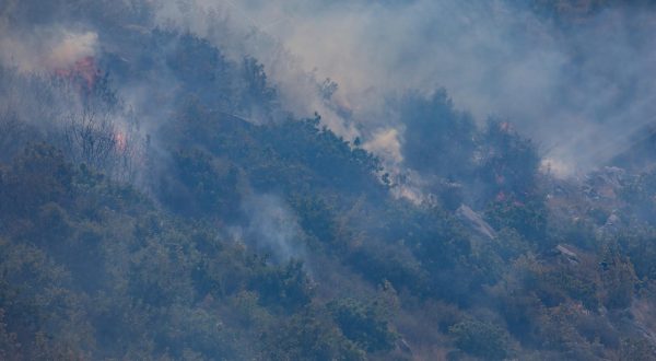 25.07.2023., Soline, Zupa dubrovacka - Pozar povise Zupe dubrovacke jos je aktivan, a vatrogasci utz pomoc kanadera nastoje ga ugasiti Photo: Grgo Jelavic/PIXSELL